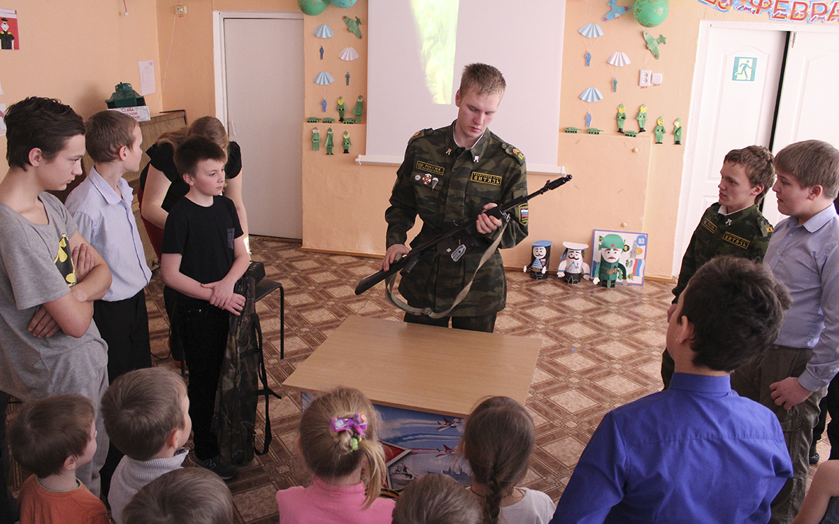 Витязи подарили праздник детям