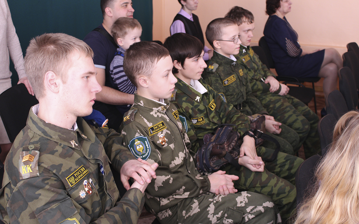 Витязи подарили праздник детям